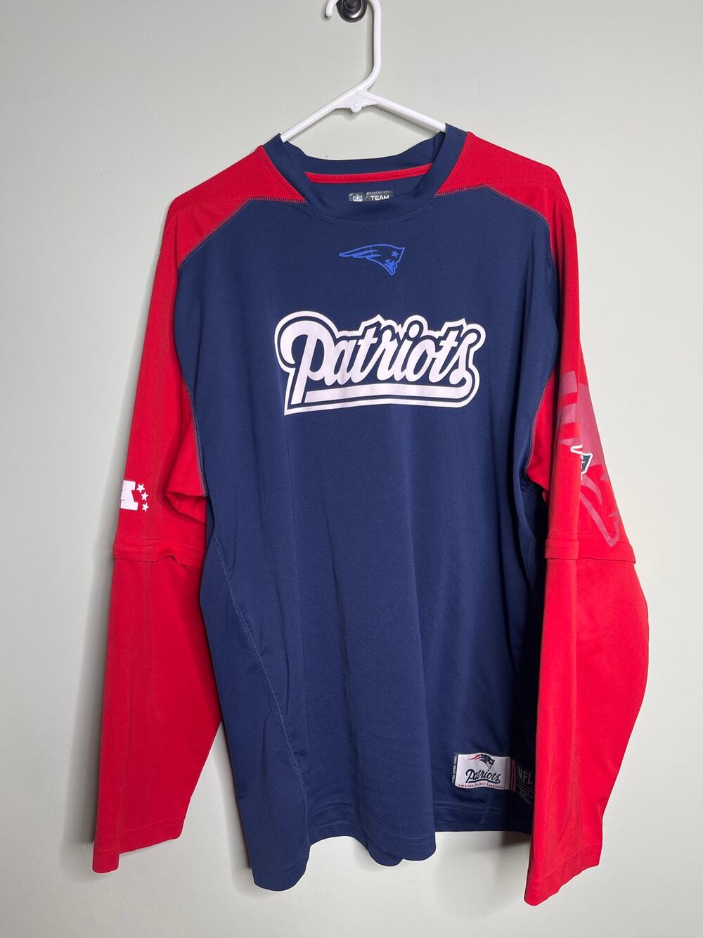 New England Patriots Long Sleeve Tom Brady Top with Removable Sleeves Large